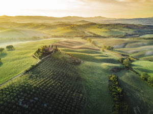 Dolina Toskanii w Val d'Orcia o wschodzie słońca z lotu ptaka