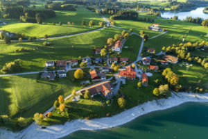 Wioska nad jeziorem Forggensee, Szwaben - Szwabia, Alpy Bawarskie, Bawaria, Niemcy.
