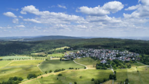 Panoramiczny widok z lotu ptaka na niemiecki krajobraz